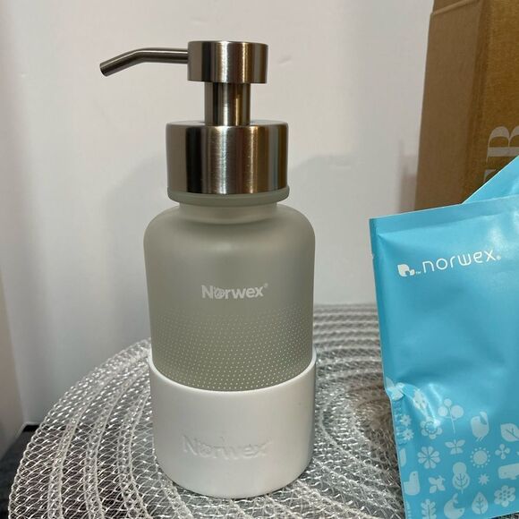 Norwex Forever Bottle with Dispenser and   foaming hand wash Powder NWT - Picture 3 of 4